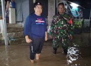 Banjir Rendam Duren Mekar Depok, Babinsa Sigap Pantau Situasi dan Bantu Warga