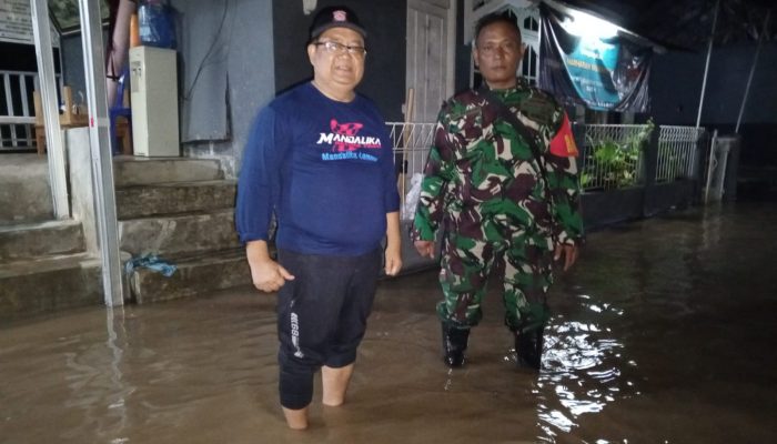 Banjir Rendam Duren Mekar Depok, Babinsa Sigap Pantau Situasi dan Bantu Warga