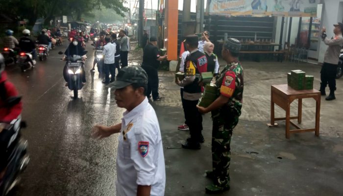 Sinergitas TNI-Polri dan Masyarakat Cipayung Terjalin dalam Pembagian Takjil