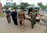 Sigap! Babinsa Koramil 03/Sukmajaya Selamatkan Pengendara Motor yang Terjatuh di Jalan Raya Bogor