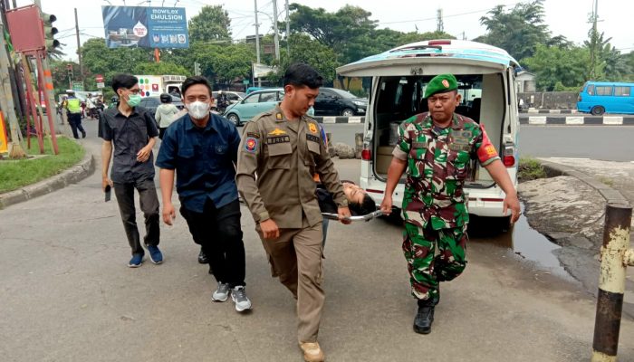 Sigap! Babinsa Koramil 03/Sukmajaya Selamatkan Pengendara Motor yang Terjatuh di Jalan Raya Bogor