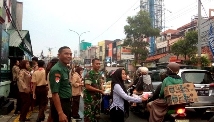 Koramil Pancoran Mas dan Pramuka Berbagi Kebahagiaan di Bulan Ramadan