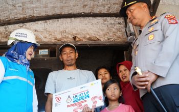 Rayakan HUT RI Ke-79, Donasi Pegawai PLN Nyalakan 7.357 Listrik Gratis bagi Keluarga Kurang Mampu